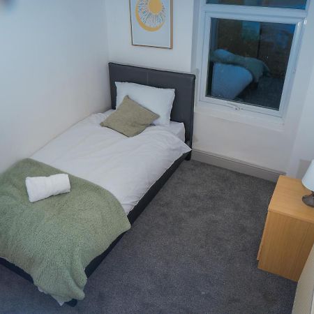 The Highfield Villa, 5 Bedrooms, Northampton Centre, Sleeps 10 Екстер'єр фото