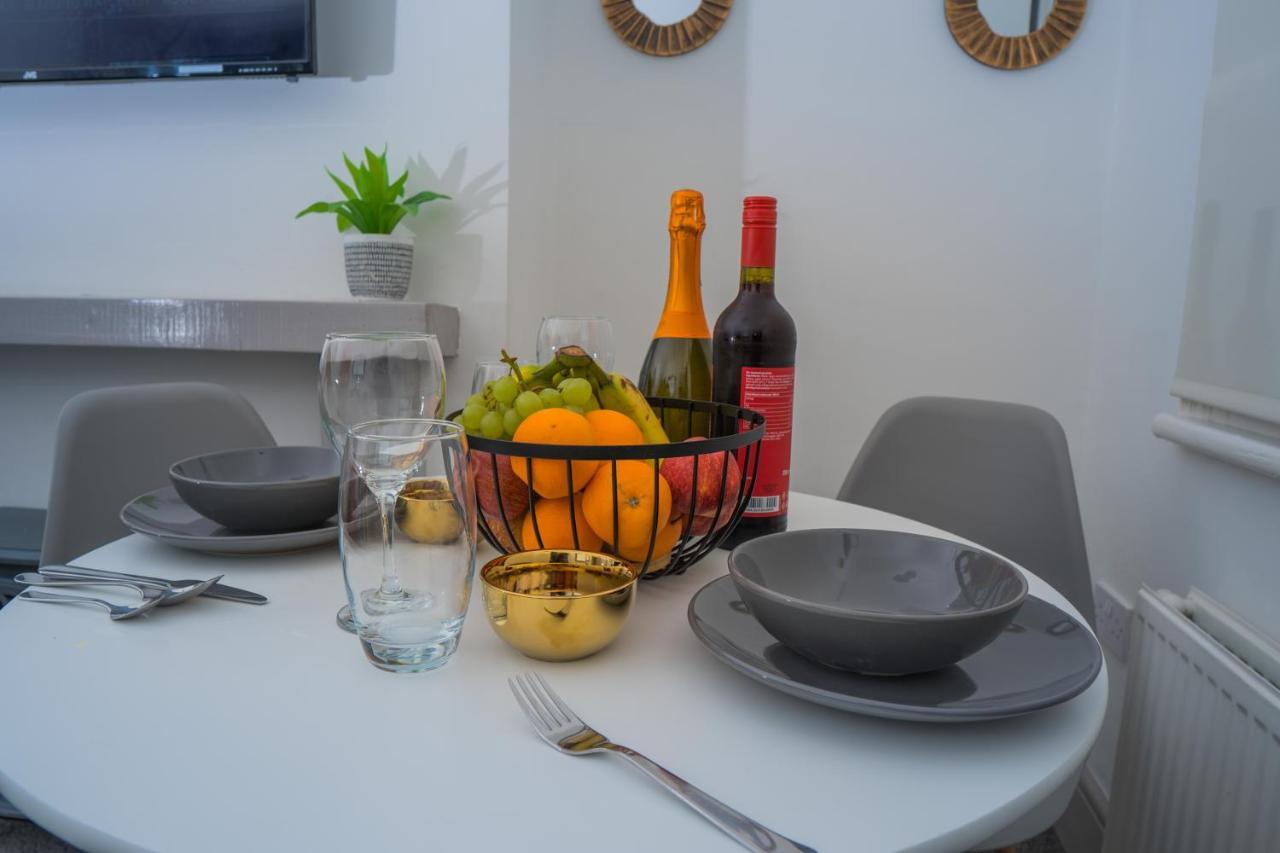 The Highfield Villa, 5 Bedrooms, Northampton Centre, Sleeps 10 Екстер'єр фото
