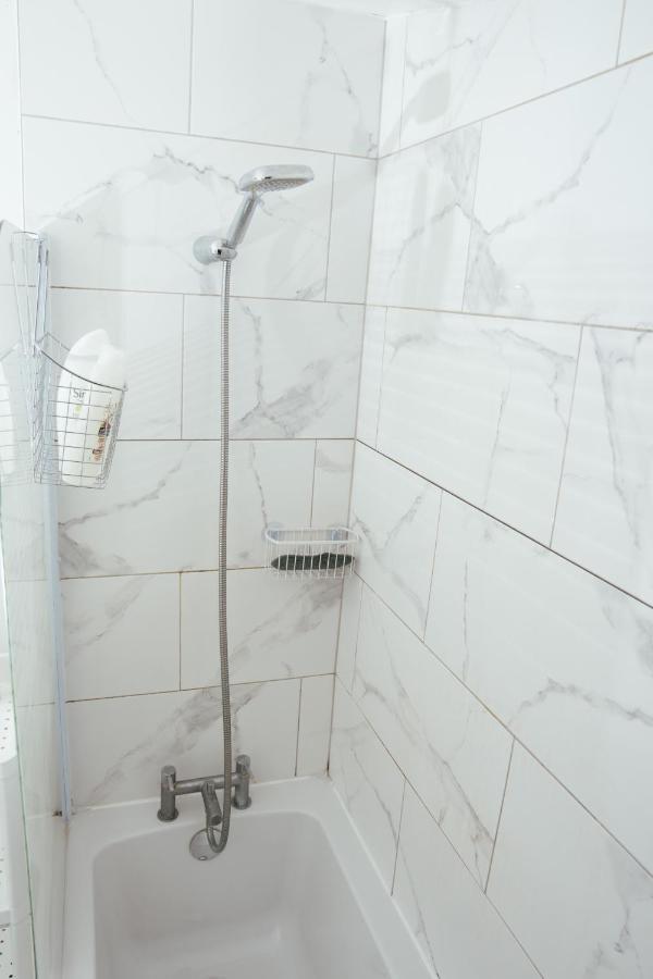 The Highfield Villa, 5 Bedrooms, Northampton Centre, Sleeps 10 Екстер'єр фото