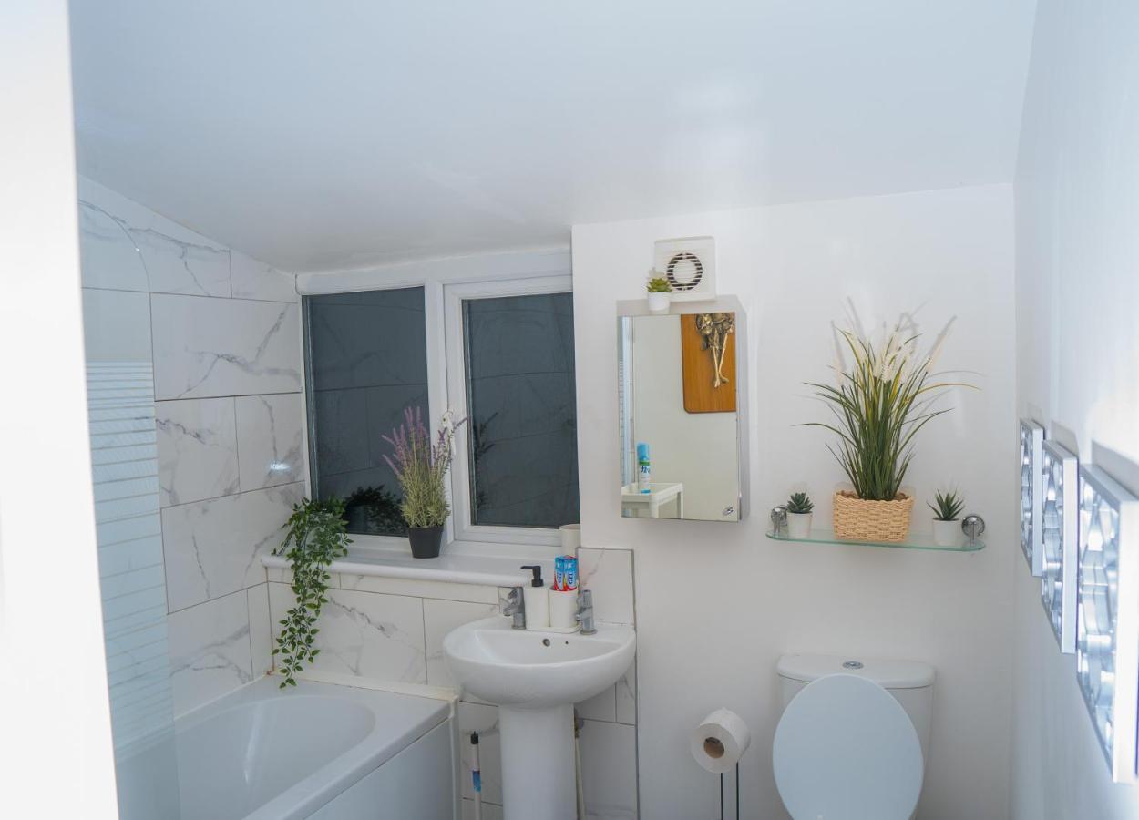 The Highfield Villa, 5 Bedrooms, Northampton Centre, Sleeps 10 Екстер'єр фото