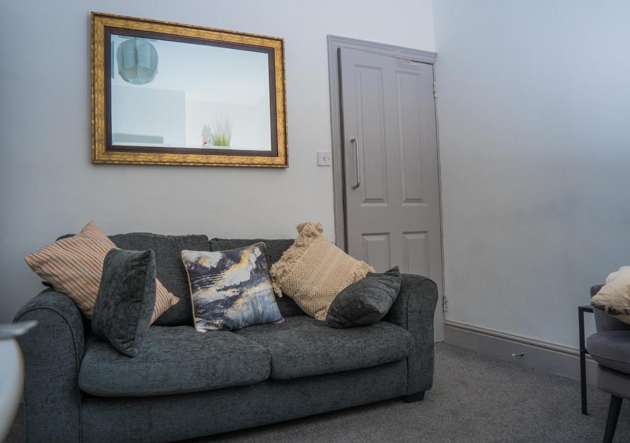 The Highfield Villa, 5 Bedrooms, Northampton Centre, Sleeps 10 Екстер'єр фото