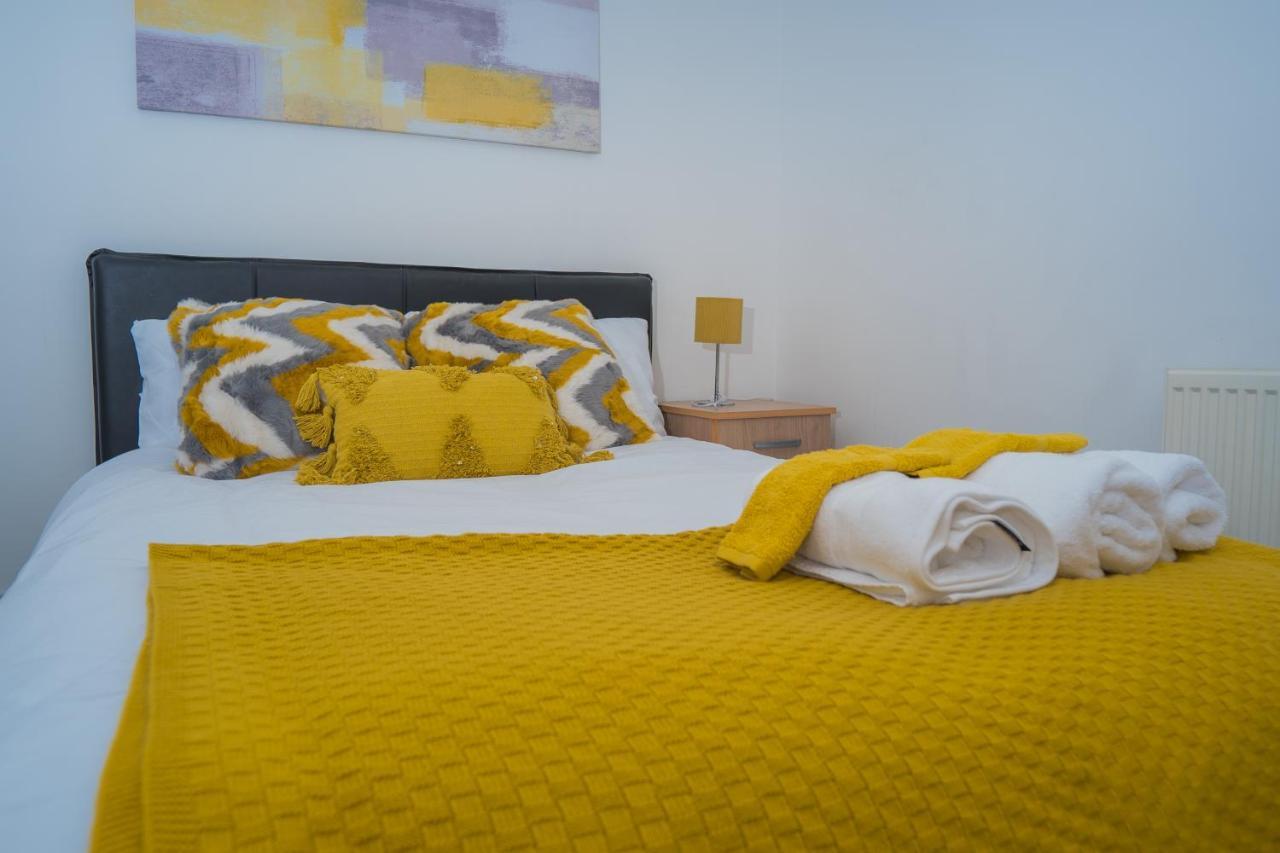 The Highfield Villa, 5 Bedrooms, Northampton Centre, Sleeps 10 Екстер'єр фото
