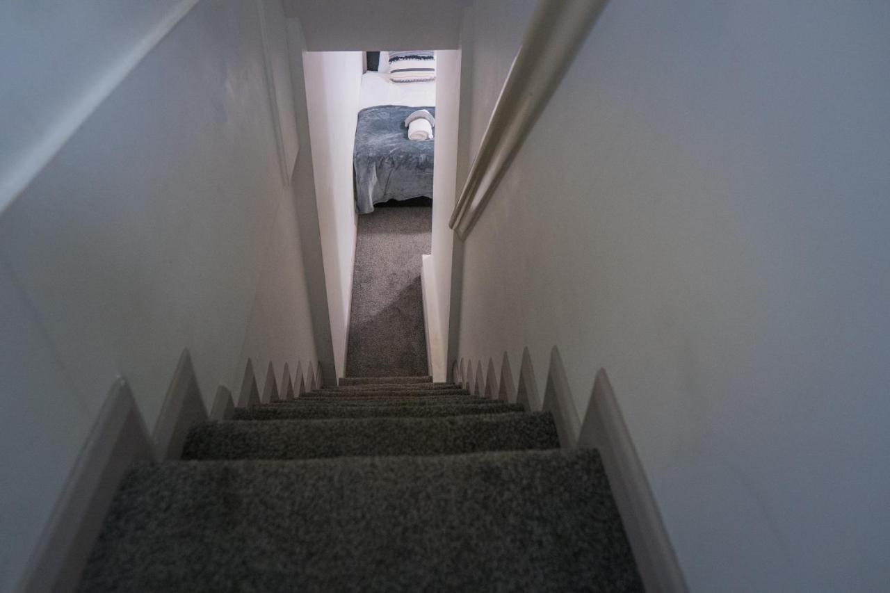 The Highfield Villa, 5 Bedrooms, Northampton Centre, Sleeps 10 Екстер'єр фото