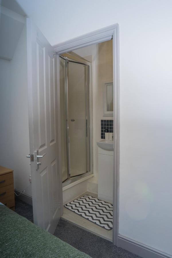 The Highfield Villa, 5 Bedrooms, Northampton Centre, Sleeps 10 Екстер'єр фото