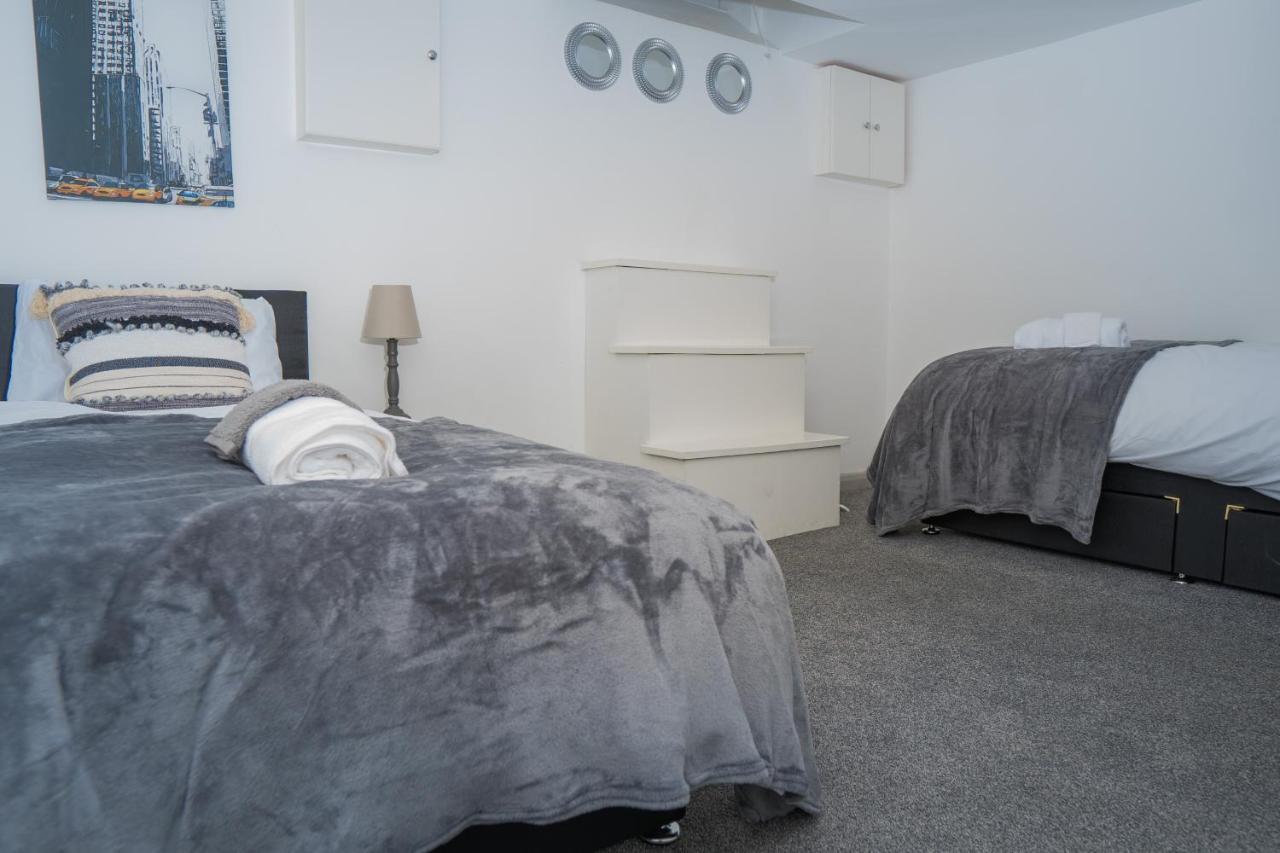 The Highfield Villa, 5 Bedrooms, Northampton Centre, Sleeps 10 Екстер'єр фото