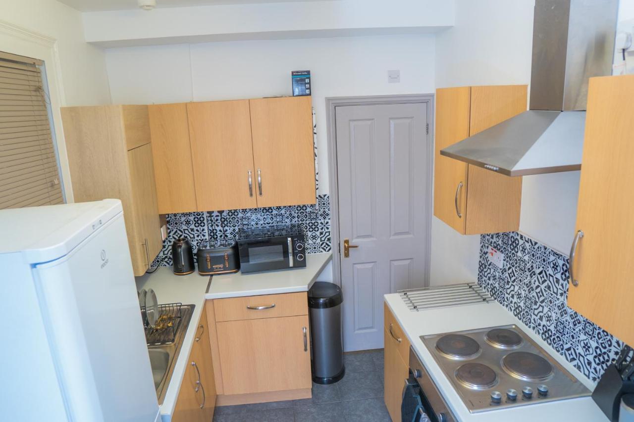 The Highfield Villa, 5 Bedrooms, Northampton Centre, Sleeps 10 Екстер'єр фото