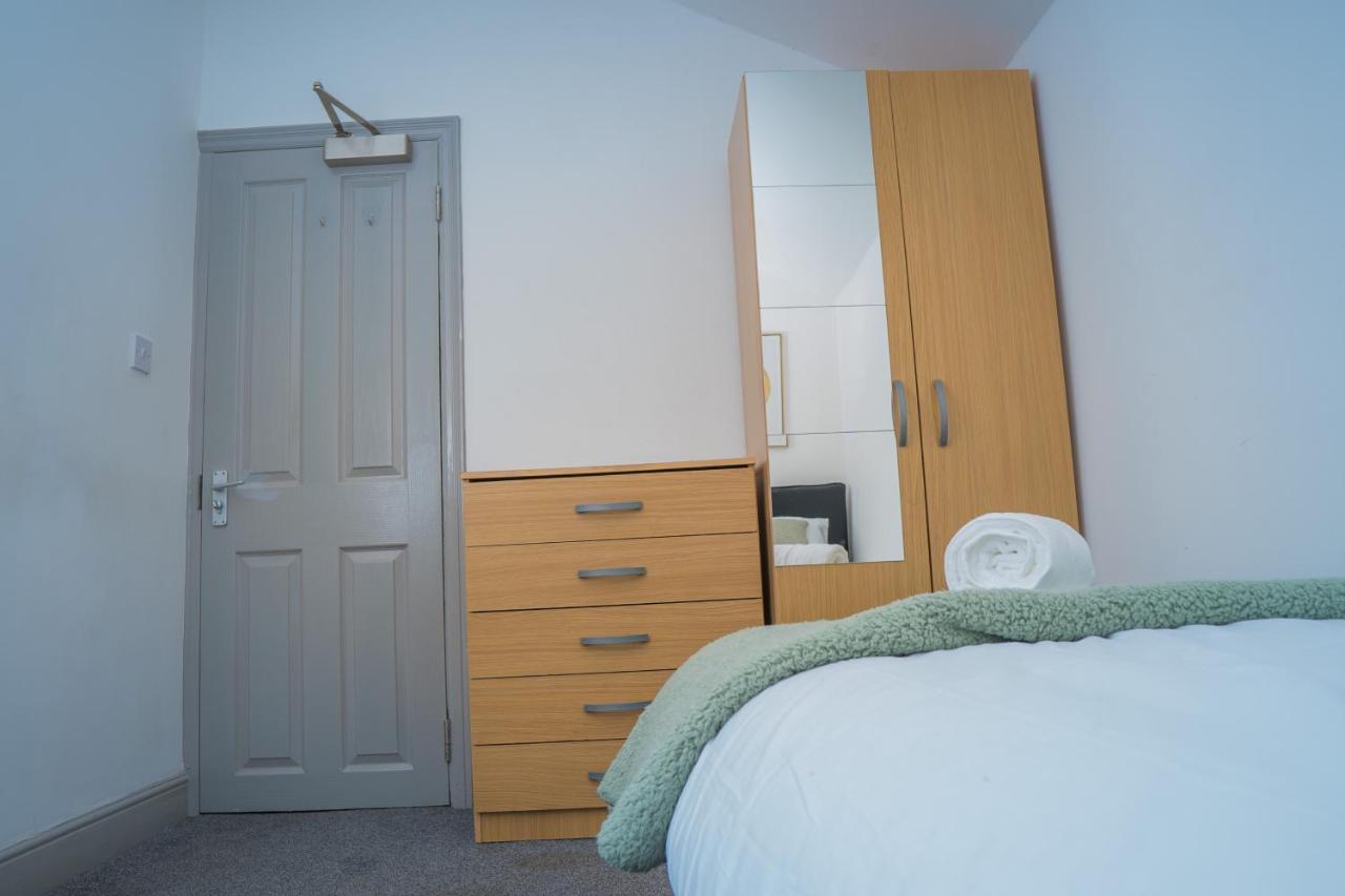 The Highfield Villa, 5 Bedrooms, Northampton Centre, Sleeps 10 Екстер'єр фото