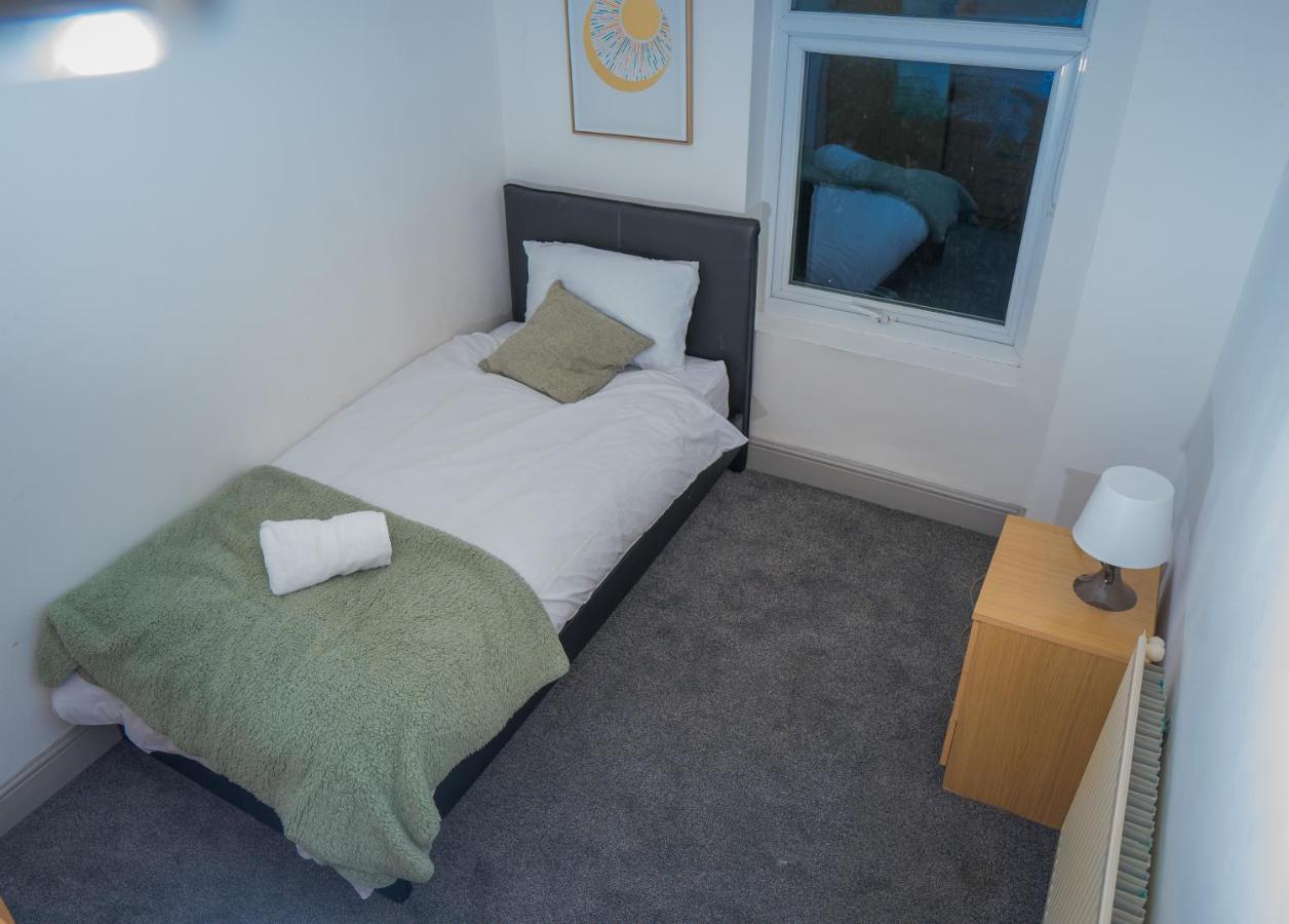 The Highfield Villa, 5 Bedrooms, Northampton Centre, Sleeps 10 Екстер'єр фото