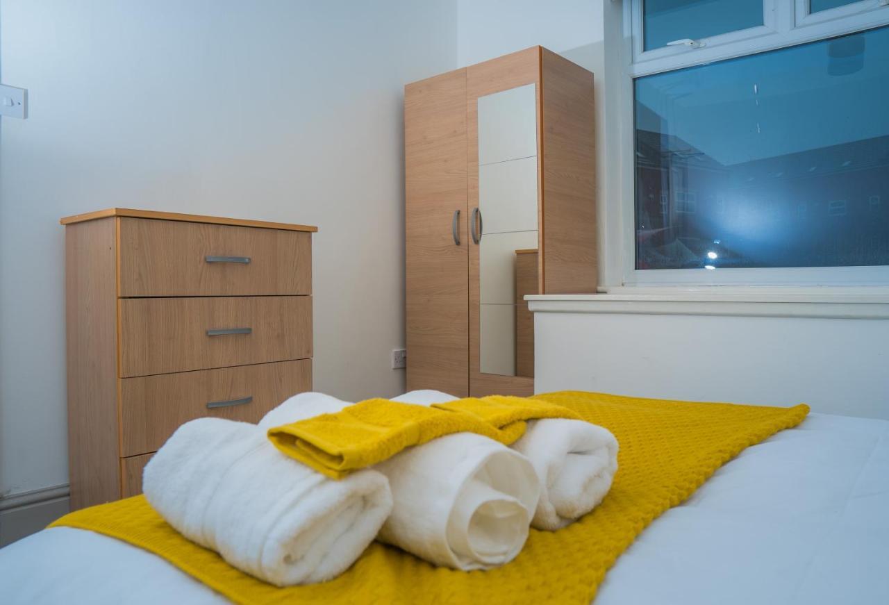 The Highfield Villa, 5 Bedrooms, Northampton Centre, Sleeps 10 Екстер'єр фото