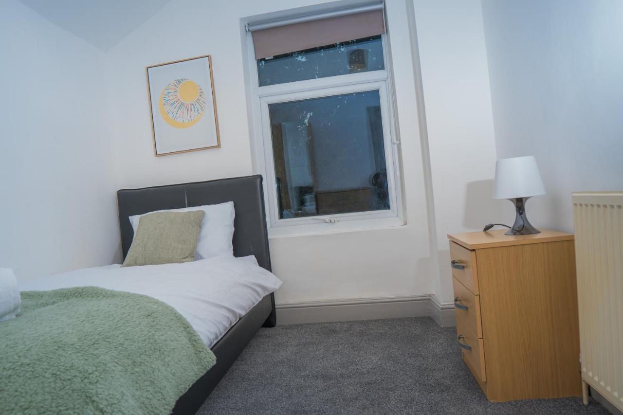 The Highfield Villa, 5 Bedrooms, Northampton Centre, Sleeps 10 Екстер'єр фото
