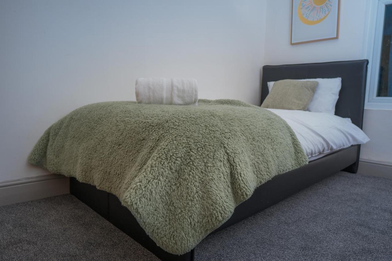 The Highfield Villa, 5 Bedrooms, Northampton Centre, Sleeps 10 Екстер'єр фото