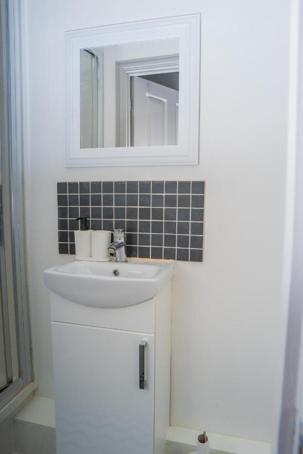 The Highfield Villa, 5 Bedrooms, Northampton Centre, Sleeps 10 Екстер'єр фото