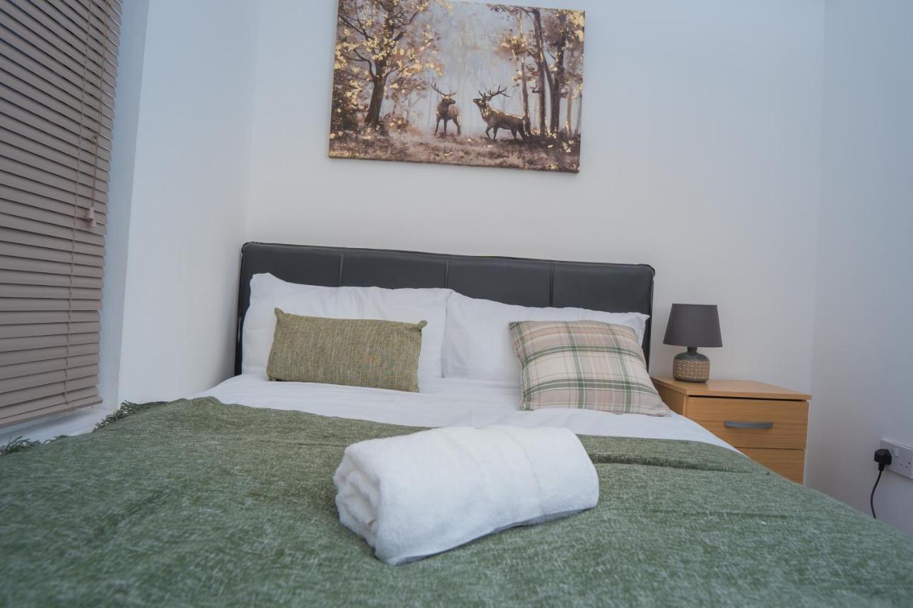 The Highfield Villa, 5 Bedrooms, Northampton Centre, Sleeps 10 Екстер'єр фото