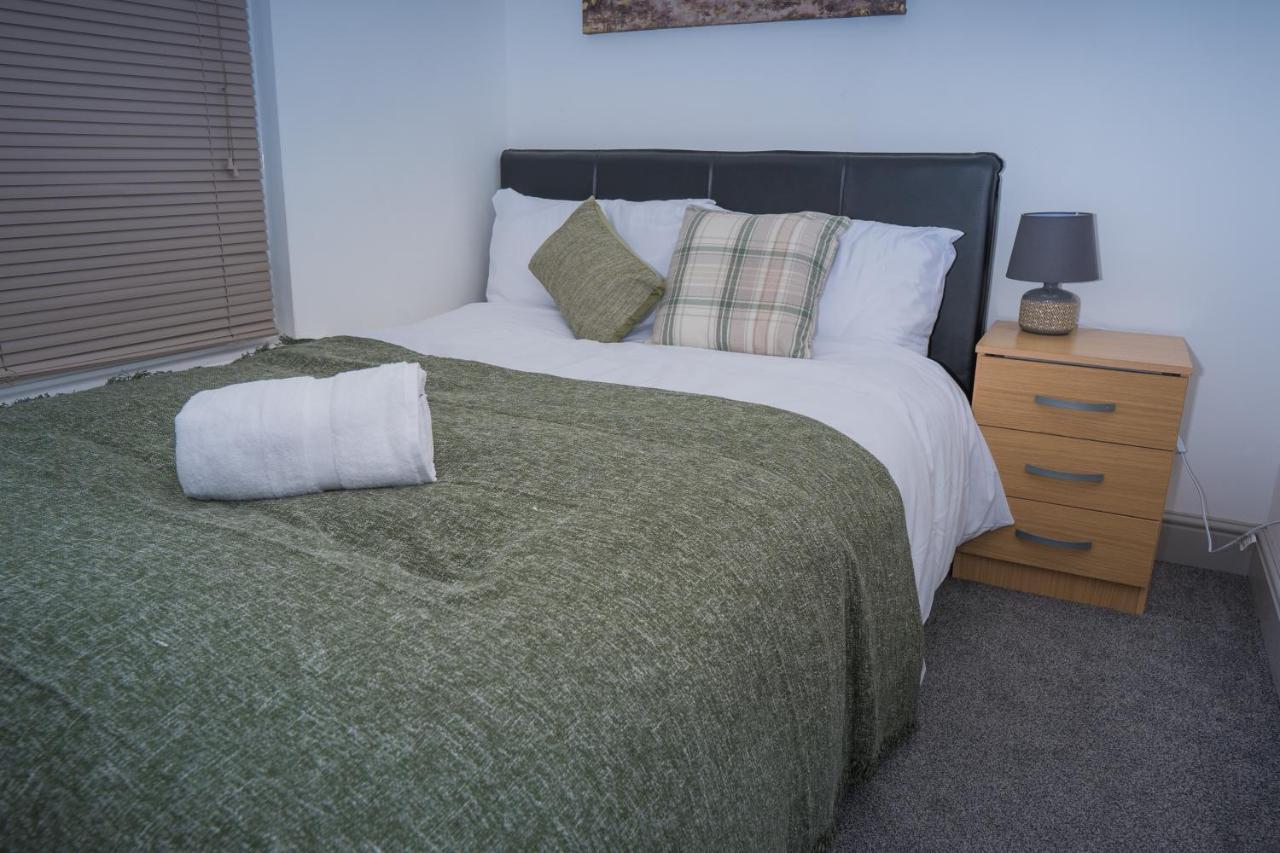 The Highfield Villa, 5 Bedrooms, Northampton Centre, Sleeps 10 Екстер'єр фото