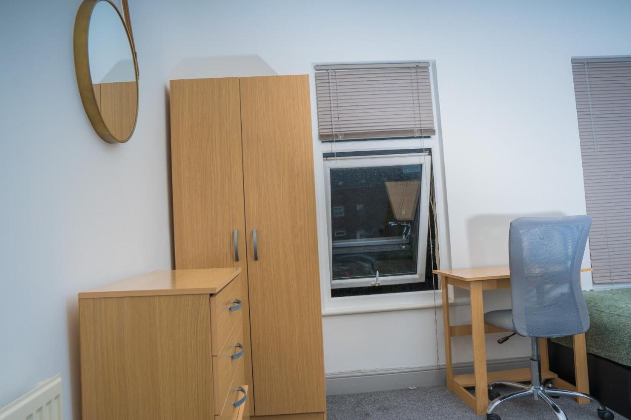 The Highfield Villa, 5 Bedrooms, Northampton Centre, Sleeps 10 Екстер'єр фото