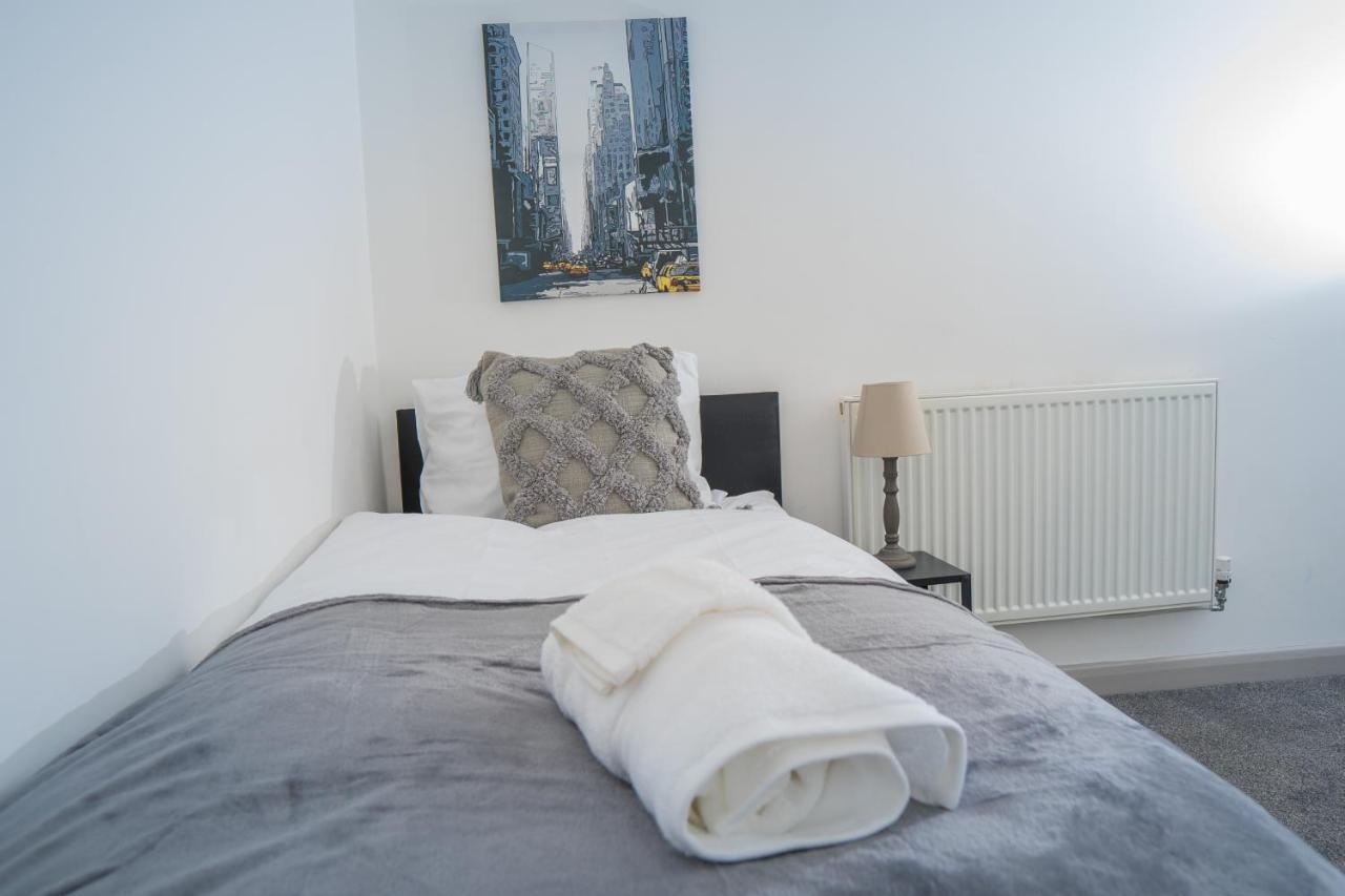 The Highfield Villa, 5 Bedrooms, Northampton Centre, Sleeps 10 Екстер'єр фото